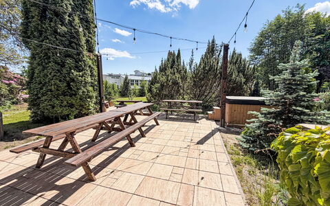 Švýcarka: Jardin, Ombre, Mélèze, Aménagement Paysager, Dur, Mobilier De Jardin, Extérieur Banc, Clôture, Table De Pique-Nique