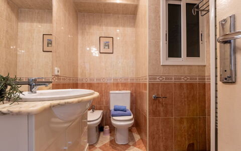 Pompeyo i: Salle De Bains, Luminaire Plomberie, Sol, Évier, Lavabo, Sol, Design Intérieur, Siège De Toilette, Toilette, Robinet