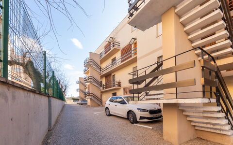 Pompeyo i: Appartement, Zone Résidentielle, Balcon, Condominium, Familiale, Véhicule De Luxe, Parking, Mid-Taille Car, Voiture Compacte, City Car