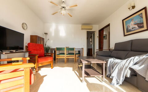 Pompeyo i: Meubles, Sol, Bois, Design Intérieur, Sol, Plafond, Pièce, Salon, Ventilateur De Plafond, Canapé