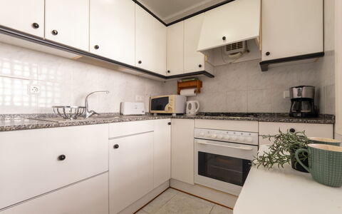 Pompeyo i: Cuisine, Comptoir, Design Intérieur, Appareil De Cuisine, Cabinetry, Principaux Appliance, Sol, Sol, Luminaire Plomberie, Cuisinière