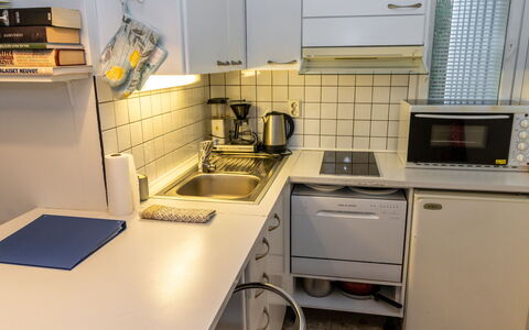 Korpilammenhuvilat 7A: Appareil De Cuisine, Cuisine, Comptoir, Principaux Appliance, Evier, Évier, Luminaire Plomberie, Cabinetry, Cuisinière, Le Fourneau
