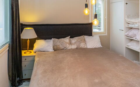 Korpilammenhuvilat 7A: Lit, Meubles, Design Intérieur, Chambre, Literie, Mur, Drap De Lit, Sol, Sol, Bois