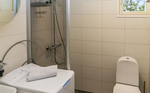 Korpilammenhuvilat 7A: Siège De Toilette, Luminaire Plomberie, Salle De Bains, Toilette, Sol, Sol, Évier, Design Intérieur, Lavabo, Robinet