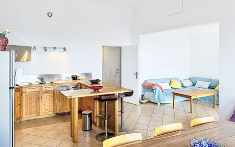 Les Amandiers: Meubles, Design Intérieur, Sol, Sol, Bois, Plafond, Chaise, Pièce, Cuisine, Table