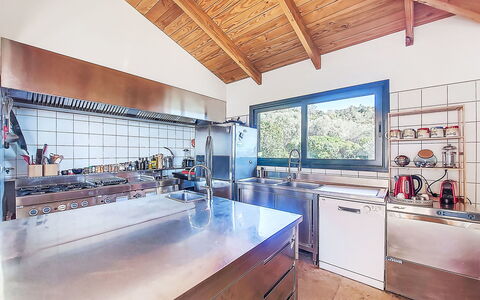 La Dorianzza: Cuisine, Comptoir, Plafond, Appareil De Cuisine, Evier, Principaux Appliance, Conception, Évier, Luminaire Plomberie, Luminaire