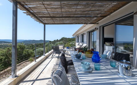 La Dorianzza: Meubles, Mobilier De Jardin, Chaise, Ombre, Tableau De Plein Air, Table Cuisine Et Salle A Manger, Matériau Naturel, Balcon, Restaurant, Eco Hôtel