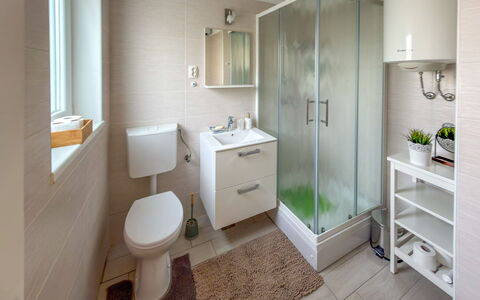 Verde: Salle De Bains, Luminaire Plomberie, Lavabo, Sol, Sol, Design Intérieur, Évier, Armoire De Toilette, Toilette, Robinet
