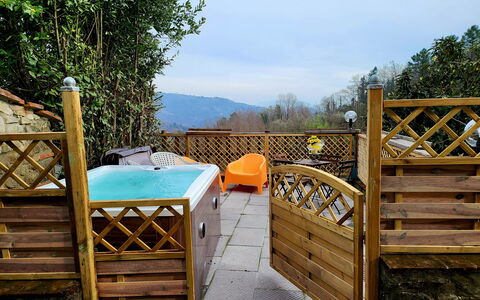 La Casa degli Artisti, Jacuzzi, Marliana: Piscine, Clôture, Eco Hôtel, Recours, Plate-Forme, Balcon, Mobilier De Jardin, Balustrade, Structure En Plein Air, Arrière-Cour