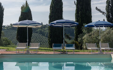 Podere le Lune with Pool, San Gimignano: Bleu, Piscine, Mobilier De Jardin, Recours, Ombre, Balancelle, Villa, Aménagement Paysager, Eco Hôtel, Hôtel