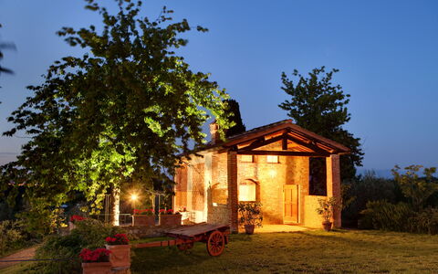Mattei Villa: Bois, Chalet, Maison, Toit, Zone Rurale, Batiments Jardin, Jardin, Ferme, Arrière-Cour, Village