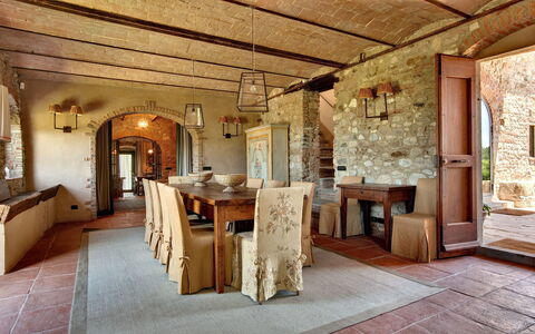 Mattei Villa: Meubles, Mur, Design Intérieur, Bois, Sol, Table, Plafond, Chaise, Table Cuisine Et Salle A Manger, Salle À Manger