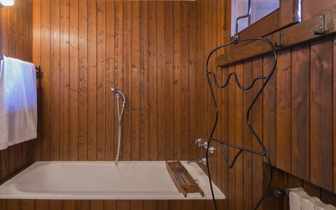 Isa Villa: Bois, Luminaire Plomberie, Sol, Sol, Marron, Plomberie, Salle De Bains, Robinet, Tache De Bois, Pièce