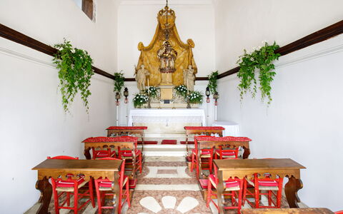 Galero: Pièce, Design Intérieur, Meubles, Chaise, Bâtiment, Lieu De Culte, Table, Chapelle