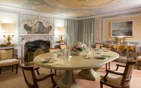 Galero: Meubles, Design Intérieur, Table, Salle À Manger, Éclairage, Plafond, Pièce, Sol, Chaise, Table Cuisine Et Salle A Manger