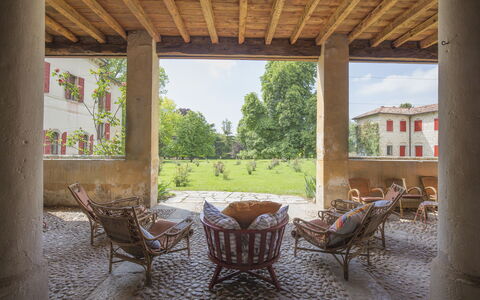 Jasmine Villa: Architecture, Jardin, Pelouse, Hacienda, Ombre, Cour, Mobilier De Jardin, Arrière-Cour, Chaise, Colonne