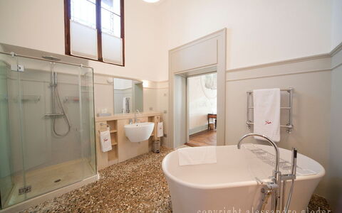Jasmine Villa: Salle De Bains, Luminaire Plomberie, Design Intérieur, Sol, Baignoire, Sol, Robinet, Plomberie, Plafond, Éclairage