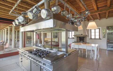 Jasmine Villa: Cuisine, Plafond, Design Intérieur, Meubles, Comptoir, Luminaire, Appareil De Cuisine, Cabinetry, Table Cuisine Et Salle A Manger, Électroménager