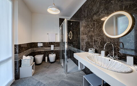 Angela Villa: Design Intérieur, Sol, Salle De Bains, Luminaire Plomberie, Sol, Lavabo, Plafond, Robinet, Évier, Éclairage
