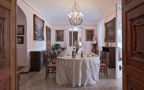 Camilla Villa: Meubles, Design Intérieur, Table, Sol, Bois, Chaise, Sol, Salle À Manger, Plafond, Éclairage