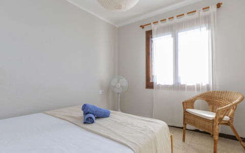 Villa Joan Salvat: Meubles, Design Intérieur, Lit, Chambre, Sol, Sol, Bois, Plafond, Literie, Drap De Lit