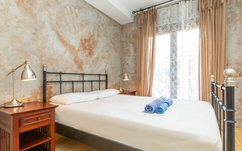 Enola: Design Intérieur, Meubles, Chambre, Lit, Sol, Bois, Sol, Drap De Lit, Literie, Pièce