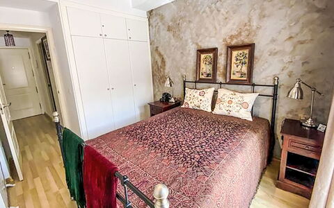 Enola: Meubles, Lit, Design Intérieur, Chambre, Literie, Mur, Drap De Lit, Sol, Sol, Pièce