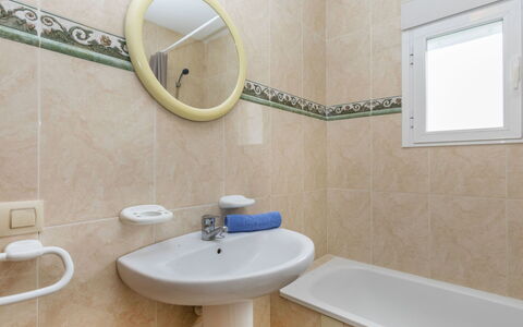 Montemar Ii: Luminaire Plomberie, Lavabo, Sol, Salle De Bains, Évier, Sol, Design Intérieur, Robinet, Plomberie, Toilette