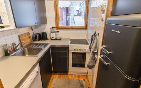 Kelokaltiokylä Mökki 58: Appareil De Cuisine, Cuisine, Principaux Appliance, Comptoir, Cabinetry, Sol, Électroménager, Bois, Cuisinière, Sol