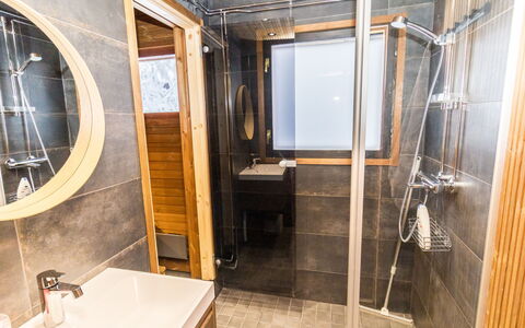 Kelokaltiokylä Mökki 58: Sol, Bois, Sol, Luminaire Plomberie, Design Intérieur, Plomberie, Pièce, Salle De Bains, Robinet, Évier