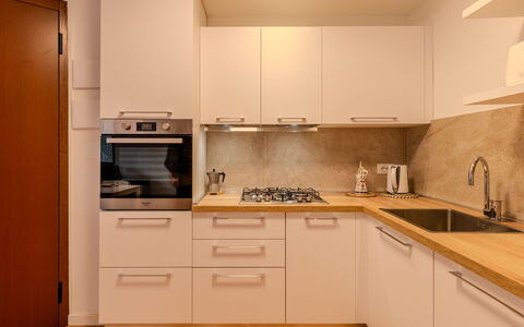 Le Busatte: Cuisine, Appareil De Cuisine, Comptoir, Principaux Appliance, Cabinetry, Sol, Bois, Design Intérieur, Le Fourneau, Meubles