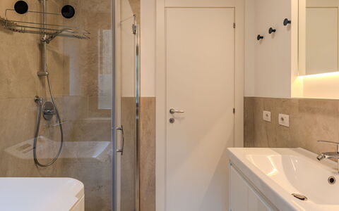 Le Busatte: Salle De Bains, Sol, Luminaire Plomberie, Sol, Mur, Lavabo, Design Intérieur, Miroir, Bois, Évier
