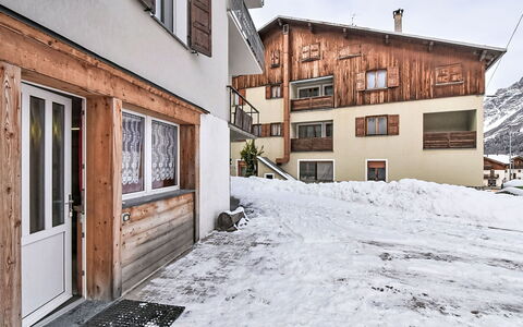 San Pietro Mountain Flat: Meubles, Ombre, Porche, Chaise, Mobilier De Jardin, Structure En Plein Air, Eco Hôtel, Balcon, Pergola, Plate-Forme