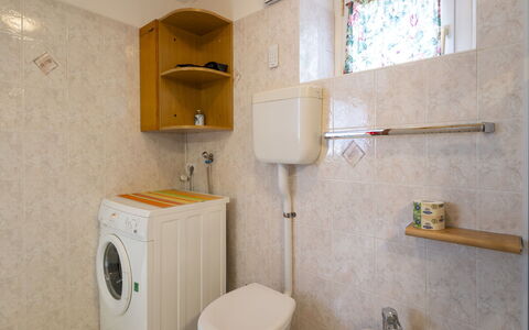 San Pietro Mountain Flat: Luminaire Plomberie, Lavabo, Sol, Sol, Évier, Design Intérieur, Salle De Bains, Toilette, Robinet, Pièce
