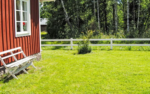 Torpet i Småland: Meubles, Ombre, Porche, Chaise, Mobilier De Jardin, Structure En Plein Air, Eco Hôtel, Balcon, Pergola, Plate-Forme