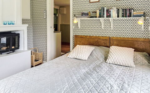Torpet i Småland: Design Intérieur, Chambre, Mur, Lit, Bois, Literie, Drap De Lit, Meubles, Sol, Sol