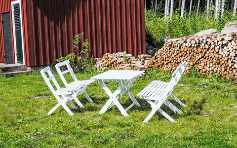 Torpet i Småland: Meubles, Ombre, Porche, Chaise, Mobilier De Jardin, Structure En Plein Air, Eco Hôtel, Balcon, Pergola, Plate-Forme