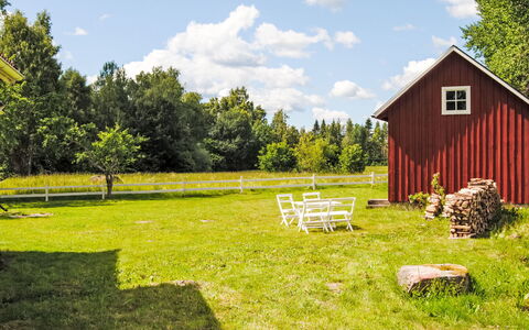 Torpet i Småland: Meubles, Ombre, Porche, Chaise, Mobilier De Jardin, Structure En Plein Air, Eco Hôtel, Balcon, Pergola, Plate-Forme