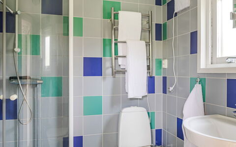Ringenäs: Design Intérieur, Salle De Bains, Sol, Luminaire Plomberie, Sol, Lavabo, Plomberie, Évier, Robinet, Plafond