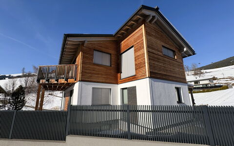 Pantera - Ski in Ski Out: Bois, Maison, Siding, Domicile, Chalet, Toit, Pente, Gelé, Porche, L'Hiver