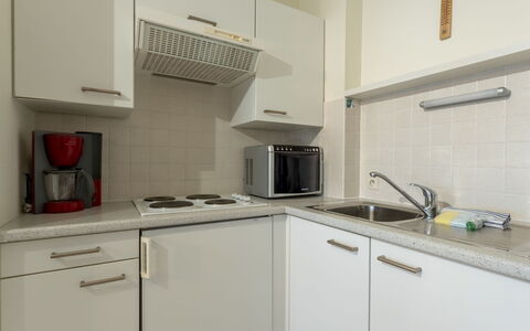 Zon & Zee with Seaview: Appareil De Cuisine, Cuisine, Comptoir, Principaux Appliance, Cabinetry, Cuisinière, Sol, Evier, Design Intérieur, Le Fourneau