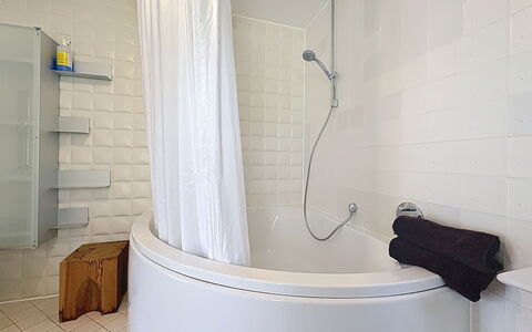 Villa 111 an der Loreley: Salle De Bains, Luminaire Plomberie, Mur, Baignoire, Design Intérieur, Sol, Sol, Plomberie, Tuile, Robinet
