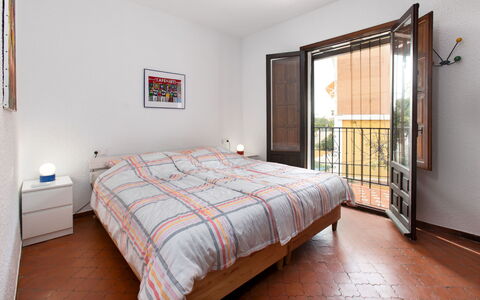 Nerja Beach Center: Design Intérieur, Mur, Meubles, Chambre, Lit, Sol, Bois, Sol, Pièce, Plafond