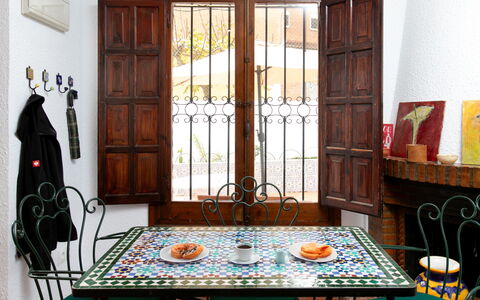 Nerja Beach Center: Meubles, Design Intérieur, Table, Sol, Sol, Salle À Manger, Chaise, Table Cuisine Et Salle A Manger, Tache De Bois, Verre