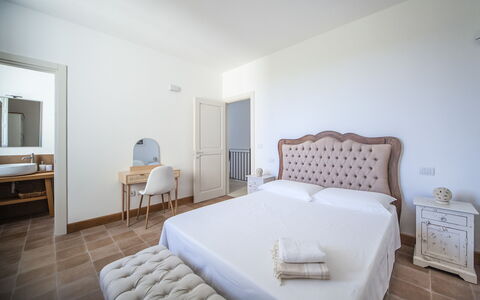 Masseria Ficalindia: Design Intérieur, Chambre, Sol, Meubles, Lit, Sol, Pièce, Literie, Drap De Lit, Appartement