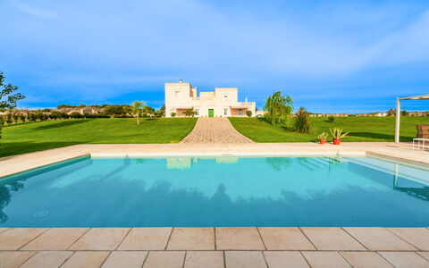 Masseria Ficalindia: Bleu, Piscine, Jardin, Pelouse, Aménagement Paysager, Villa