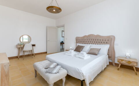 Masseria Ficalindia: Meubles, Lit, Chambre, Literie, Bois, Drap De Lit, Design Intérieur, Sol, Cadre De Lit, Sol