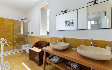Masseria Ficalindia: Design Intérieur, Sol, Sol, Luminaire Plomberie, Mur, Salle De Bains, Lavabo, Bois, Évier, Robinet