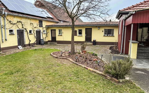 Mit Großem Garten: Maison, Toit, Domicile, Zone Résidentielle, Chalet, Arrière-Cour, Cour, Pelouse, Jardin, Allée