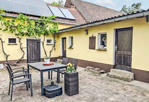 Mit Großem Garten: Meubles, Porte, Domicile, Sol, Pot De Fleur, Mobilier De Jardin, Chalet, Chaise, Plante D'Appartement, Cour